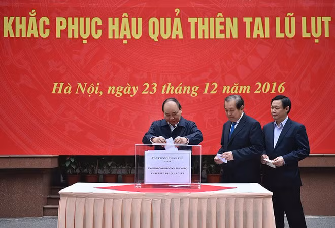 越南政府领导为中部灾区人民捐款 ảnh 1