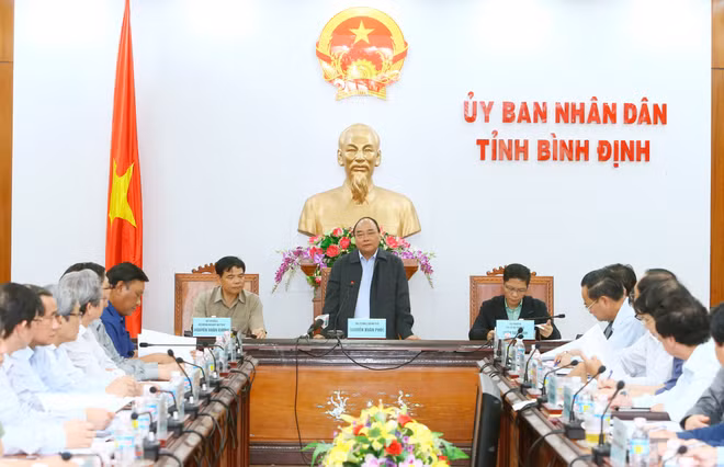 越南政府总理阮春福指导克服平定省洪灾后果 ảnh 1 越南政府总理阮春福指导克服平定省洪灾后果 ảnh 1