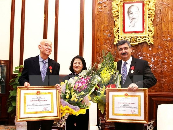 国家副主席邓氏玉盛向国际SOS儿童村主席授予劳动勋章 ảnh 1 国家副主席邓氏玉盛向国际SOS儿童村主席授予劳动勋章 ảnh 1