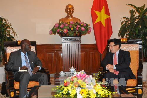 越南政府副总理兼外交部长范平明会见世行驻越南首席代表 ảnh 2 越南政府副总理兼外交部长范平明会见世行驻越南首席代表 ảnh 2