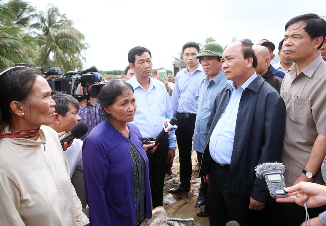 越南政府总理阮春福指导克服平定省洪灾后果 ảnh 4 越南政府总理阮春福指导克服平定省洪灾后果 ảnh 4