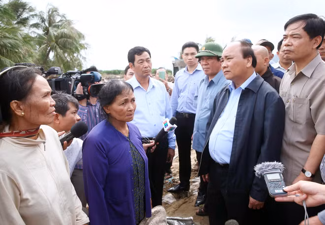 越南政府总理阮春福指导克服平定省洪灾后果 ảnh 4 越南政府总理阮春福指导克服平定省洪灾后果 ảnh 4