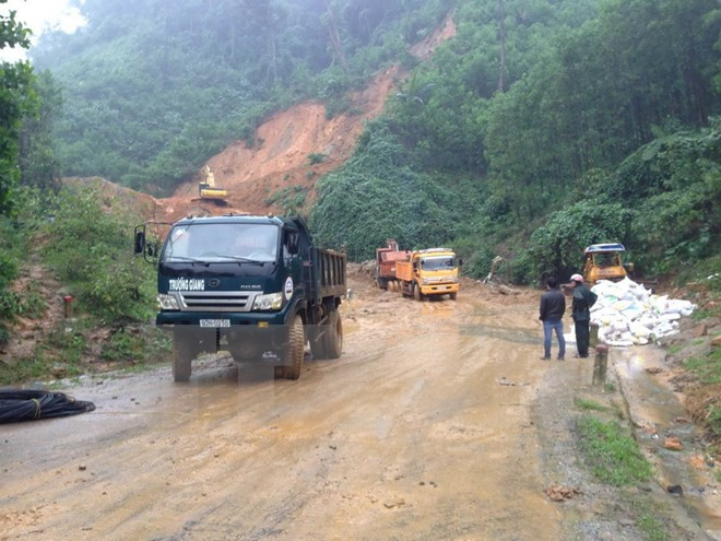 越南国家副主席邓氏玉盛视察广南省灾情 看望慰问灾民 ảnh 1