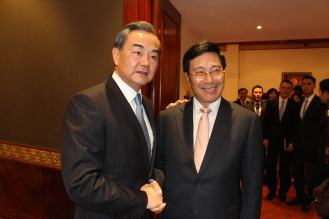 越南政府副总理兼外长范平明会见中国外长王毅和老挝外长沙伦塞 ảnh 1 越南政府副总理兼外长范平明会见中国外长王毅和老挝外长沙伦塞 ảnh 1