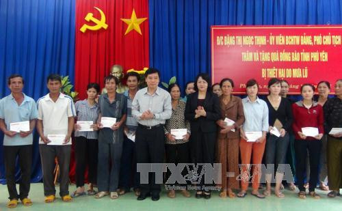 越南国家副主席走访慰问富安省洪水灾区灾民 ảnh 2