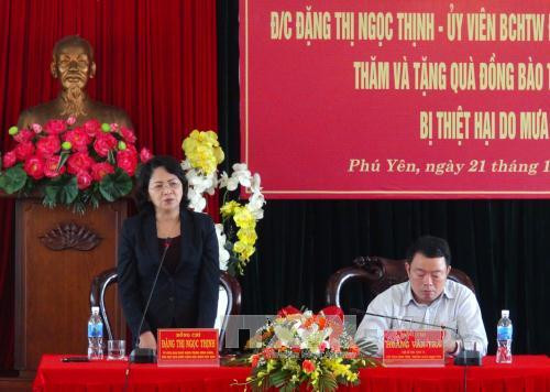 越南国家副主席走访慰问富安省洪水灾区灾民 ảnh 1