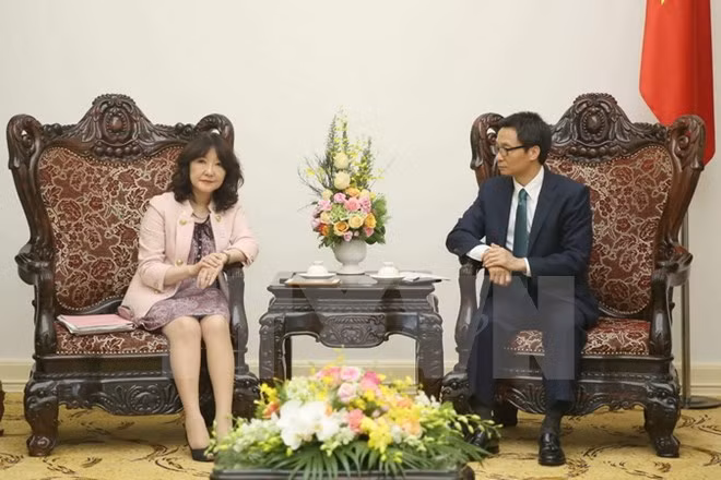 越南政府副总理武德儋会见日本自民党领导人 ảnh 1