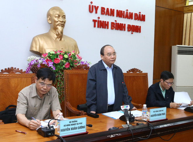 越南政府总理阮春福指导克服平定省洪灾后果 ảnh 2 越南政府总理阮春福指导克服平定省洪灾后果 ảnh 2