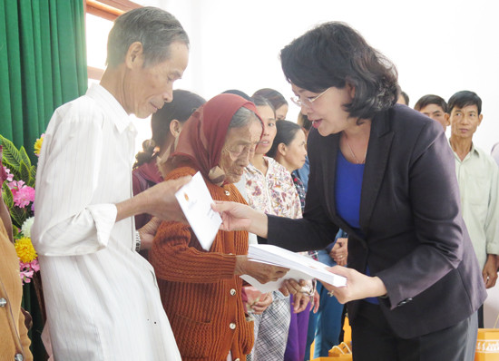 越南国家副主席邓氏玉盛莅临广义省看望受灾群众 ảnh 1