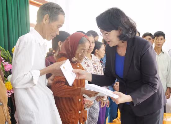 越南国家副主席邓氏玉盛莅临广义省看望受灾群众 ảnh 1