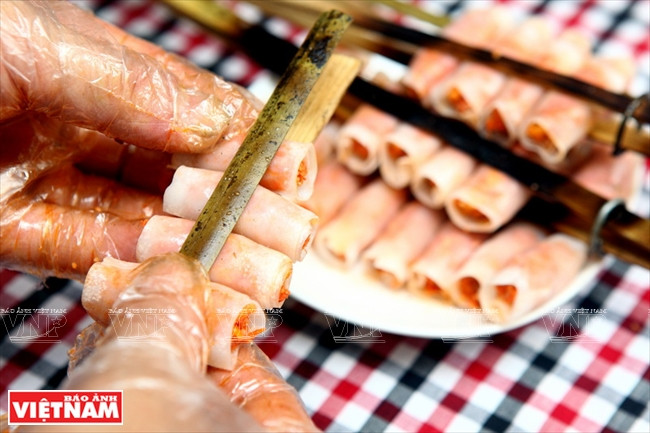 越南美食：清化烤虾卷 ảnh 4