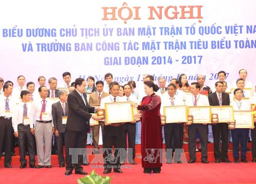 2014-2017年全国乡级祖国阵线委员会主席和阵线工作委员会优秀主任表彰大会在河内召开 ảnh 1