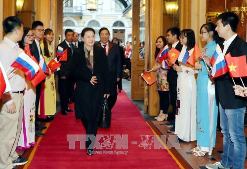 国会主席阮氏金银抵达俄罗斯圣彼得堡 ảnh 2 国会主席阮氏金银抵达俄罗斯圣彼得堡 ảnh 2