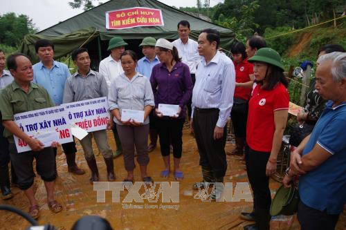 越南祖国阵线中央委员会主席陈青敏向和平省灾民赠送慰问品 ảnh 2 越南祖国阵线中央委员会主席陈青敏向和平省灾民赠送慰问品 ảnh 2