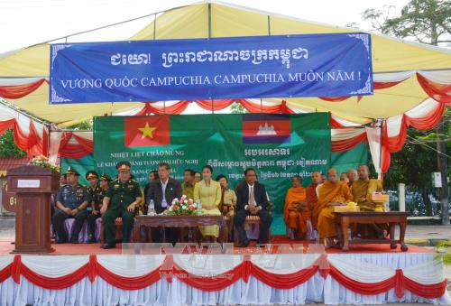 设在戈公省省会克马拉普明市的越柬友谊纪念碑正式落成 ảnh 1