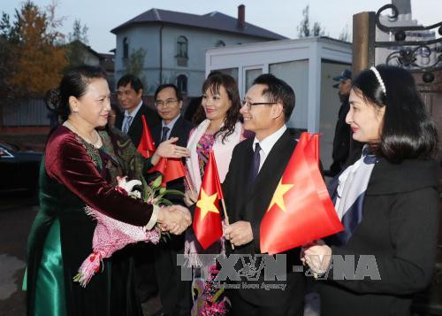 越南国会主席阮氏金银抵达阿斯塔纳 与旅哈萨克斯坦越侨会面 ảnh 2