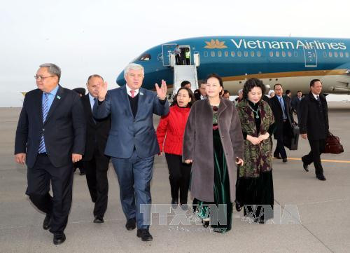 越南国会主席阮氏金银抵达阿斯塔纳 与旅哈萨克斯坦越侨会面 ảnh 1