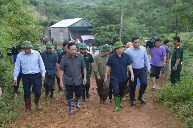 政府副总理郑廷勇赴和平省视察指导山体滑坡抢险救援工作 ảnh 1 政府副总理郑廷勇赴和平省视察指导山体滑坡抢险救援工作 ảnh 1