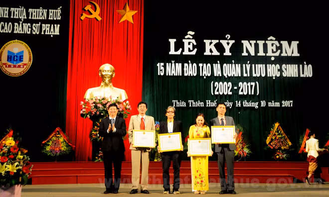 承天顺化省为近1100名老挝学生进行越南语教育 ảnh 1