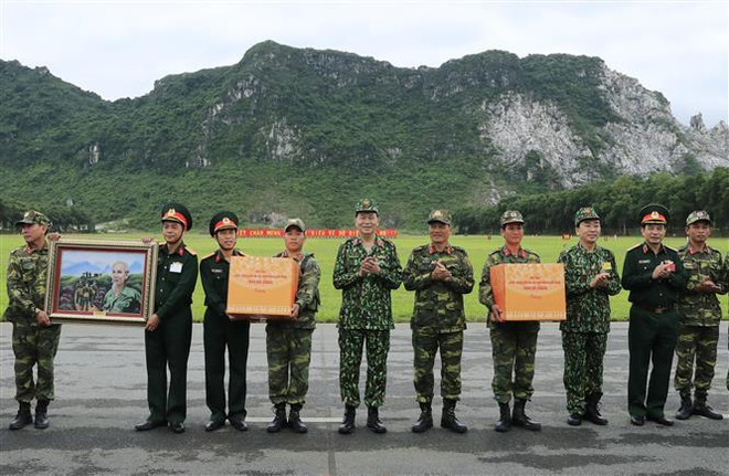 越南国家主席陈大光:越南人民军应不断提升综合力量和战斗力 ảnh 2 越南国家主席陈大光:越南人民军应不断提升综合力量和战斗力 ảnh 2