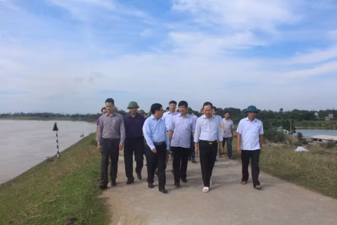 政府副总理范平明视察清化省灾后恢复重建工作 ảnh 2