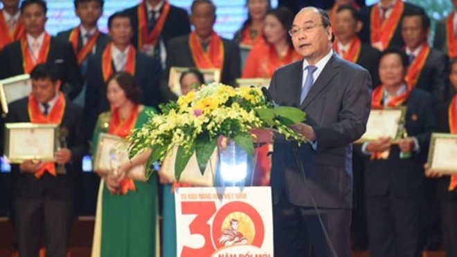 政府总理阮春福出席“革新30年自豪越南农民”表彰大会并讲话 ảnh 1