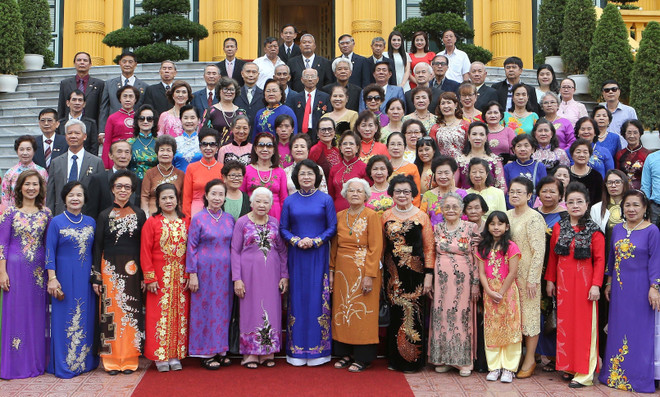 越南国家副主席邓氏玉盛会见旅泰越南老教师代表团 ảnh 1 越南国家副主席邓氏玉盛会见旅泰越南老教师代表团 ảnh 1