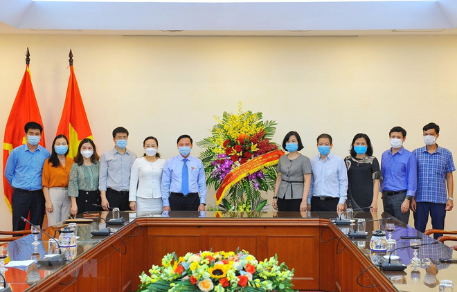 国会副主席阮克定值纪念革命新闻日之际来访祝贺越通社 ảnh 1 国会副主席阮克定值纪念革命新闻日之际来访祝贺越通社 ảnh 1