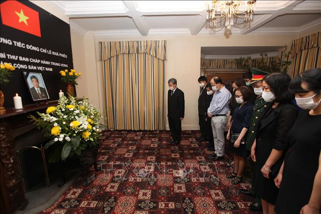 原越共中央总书记黎可漂的吊唁仪式在美国和英国举行 ảnh 1 原越共中央总书记黎可漂的吊唁仪式在美国和英国举行 ảnh 1