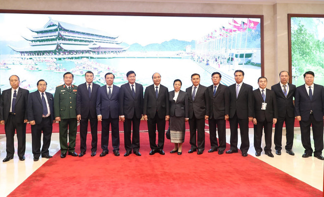 越南政府总理阮春福会见老挝总理通伦一行 ảnh 2 越南政府总理阮春福会见老挝总理通伦一行 ảnh 2