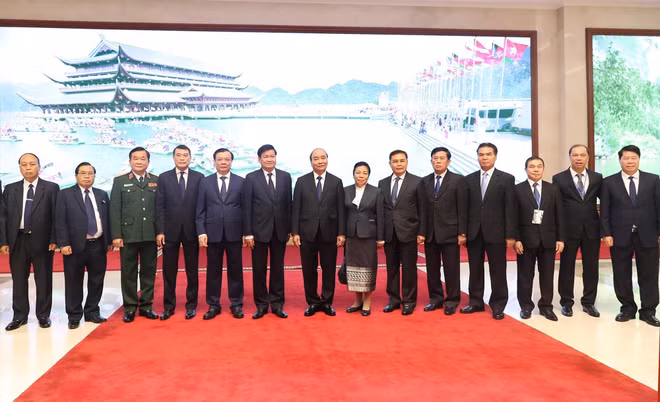 越南政府总理阮春福会见老挝总理通伦一行 ảnh 2