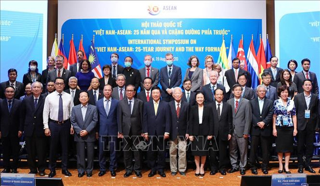 "越南与东盟:过去25年和未来征程”国际视频研讨会召开 ảnh 1 "越南与东盟:过去25年和未来征程”国际视频研讨会召开 ảnh 1