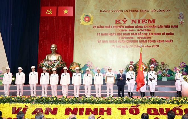 越南政府总理阮春福出席人民公安传统日75周年纪念典礼 ảnh 2 越南政府总理阮春福出席人民公安传统日75周年纪念典礼 ảnh 2