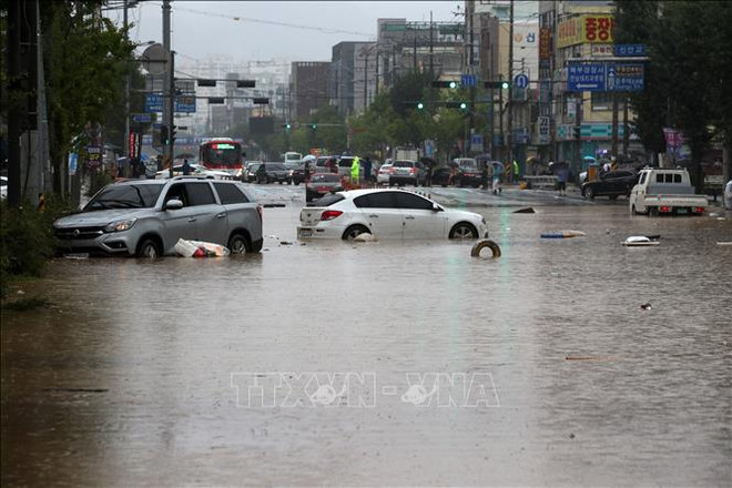 越南政府总理阮春福就韩国连日遭遇暴雨袭击向韩国总理丁世均致慰问电 ảnh 1