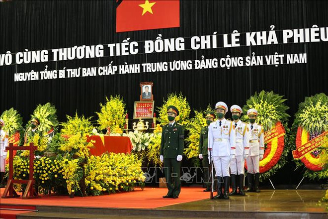 越南党和国家领导吊唁原越共中央总书记黎可漂 ảnh 1 越南党和国家领导吊唁原越共中央总书记黎可漂 ảnh 1