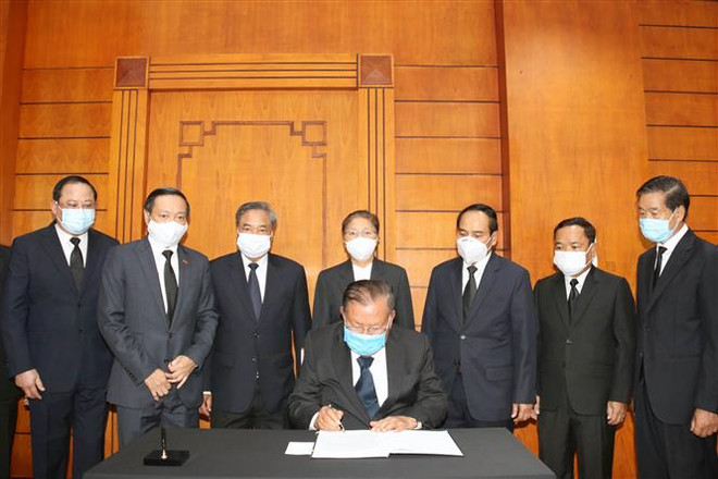 越南驻老挝、新加坡、印尼和柬埔寨大使馆为原越共中央总书记黎可漂举行吊唁仪式 ảnh 2