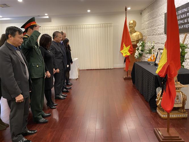 越南驻老挝、新加坡、印尼和柬埔寨大使馆为原越共中央总书记黎可漂举行吊唁仪式 ảnh 5