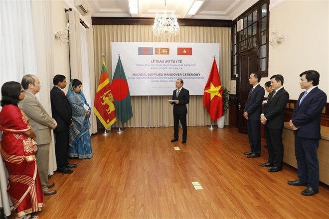 越南向孟加拉国和斯里兰卡捐赠医疗物资 ảnh 1 越南向孟加拉国和斯里兰卡捐赠医疗物资 ảnh 1