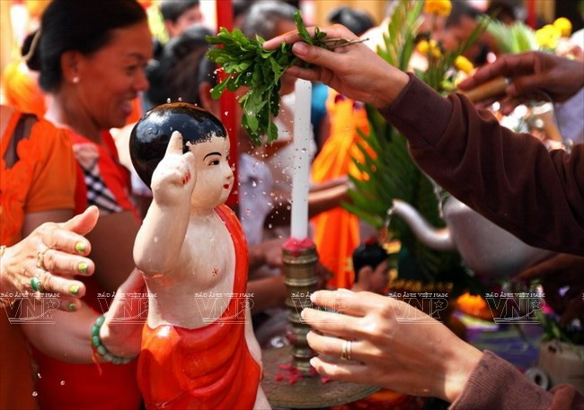 越南向柬埔寨驻越大使馆工作人员致以高棉新年祝福 ảnh 1 越南向柬埔寨驻越大使馆工作人员致以高棉新年祝福 ảnh 1