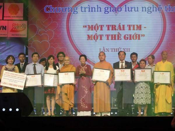 第13次“一颗心一世界”艺术晚会在河内举行 ảnh 1 第13次“一颗心一世界”艺术晚会在河内举行 ảnh 1