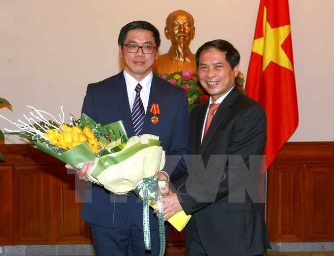 越南授予新加坡驻越南大使伍德贤友谊勋章 ảnh 1 越南授予新加坡驻越南大使伍德贤友谊勋章 ảnh 1