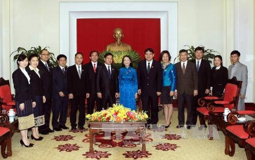 越共中央民运部部长会见老挝人民革命青年团代表团 ảnh 2 越共中央民运部部长会见老挝人民革命青年团代表团 ảnh 2