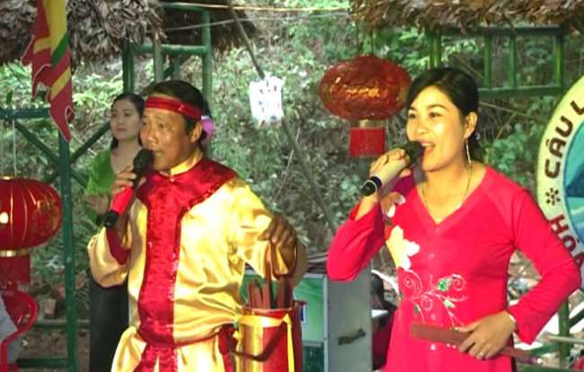 岘港市在韩江东岸试点举行牌追会 ảnh 1