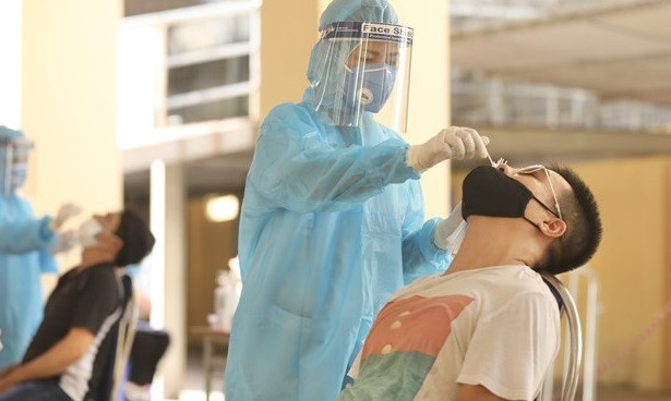 河内市要求出现咳嗽、发烧和呼吸困难等症状的居民立即拨打医疗机构 ảnh 1