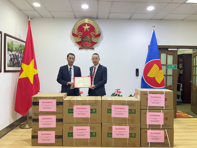 中国香港新华集团向越南北部省份捐赠价值20万美元的抗疫物资 ảnh 2 中国香港新华集团向越南北部省份捐赠价值20万美元的抗疫物资 ảnh 2