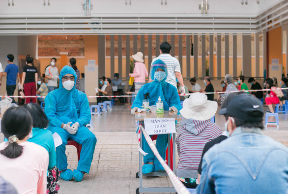 青年志愿者热心参加胡志明市新冠肺炎疫情防控工作 ảnh 1