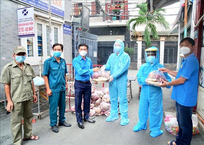 胡志明市:近30万名劳动者获得逾4650亿越盾的援助 ảnh 1 胡志明市:近30万名劳动者获得逾4650亿越盾的援助 ảnh 1