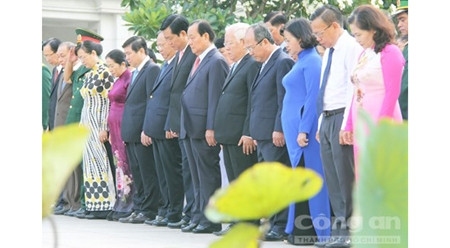 纪念胡伯伯出国寻找救国之路105周年:胡志明市领导上香缅怀胡志明主席 ảnh 2 纪念胡伯伯出国寻找救国之路105周年:胡志明市领导上香缅怀胡志明主席 ảnh 2