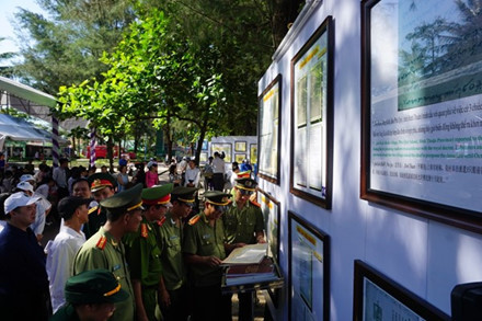 “黄沙长沙归属越南——历史和法理证据”地图和资料展在义安省举行 ảnh 3 “黄沙长沙归属越南——历史和法理证据”地图和资料展在义安省举行 ảnh 3