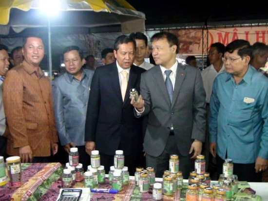 2016年安江省靖边国际贸易展销会营业收入达77.2万美元 ảnh 1 2016年安江省靖边国际贸易展销会营业收入达77.2万美元 ảnh 1